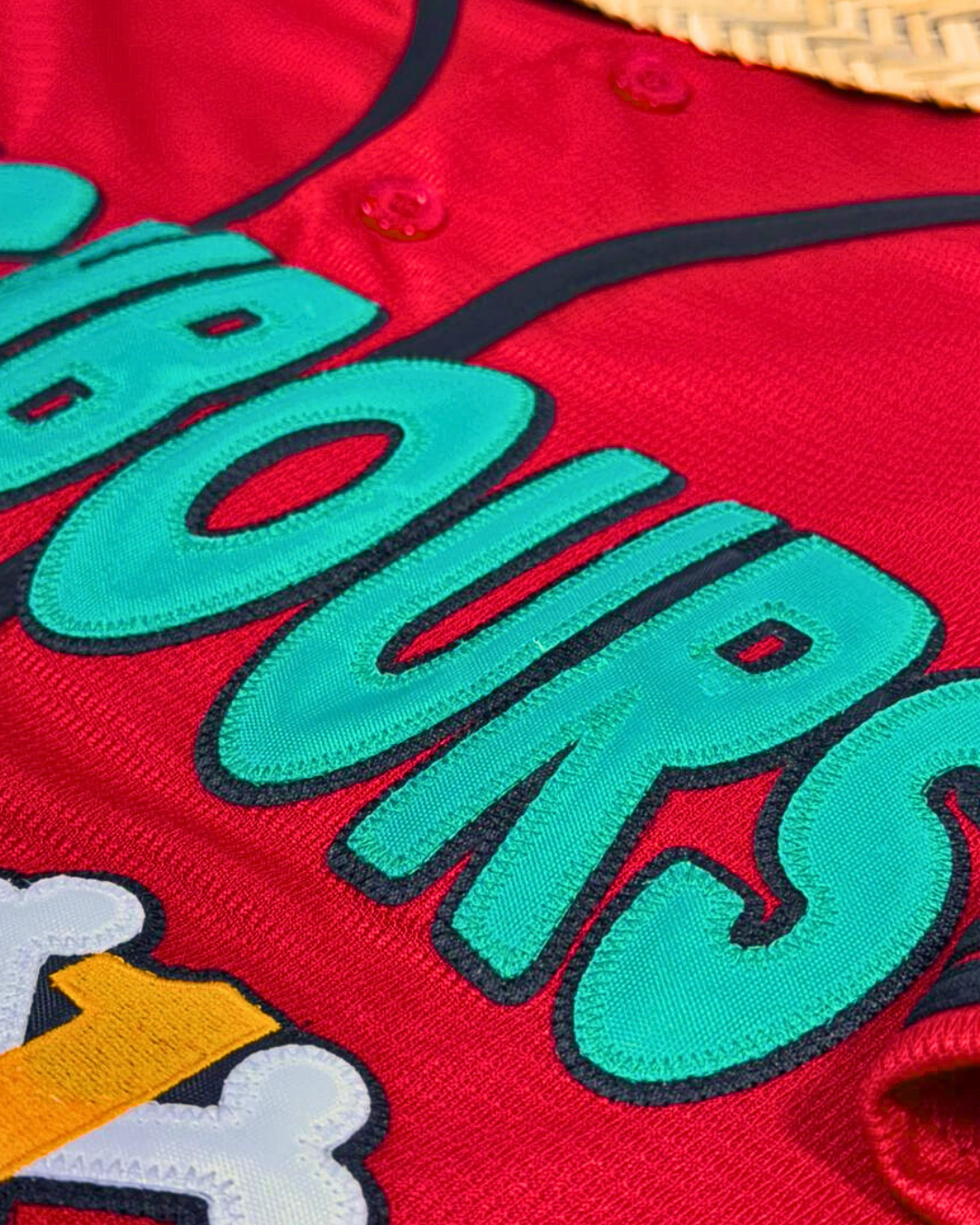 Neighbours Straw Hat Baseball Jersey – Edición Fan - Imagen 3